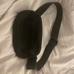 Lululemon Everywhere Belt Bag